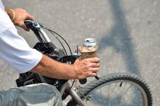 Wjechali na szczyt rowerowej głupoty. Byli pijani 