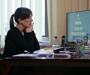 Pierwsza miłość, odcinek 4023: Lucynka przeżyje szok w zakładzie pogrzebowym! Nie będzie tam sama - ZDJĘCIA