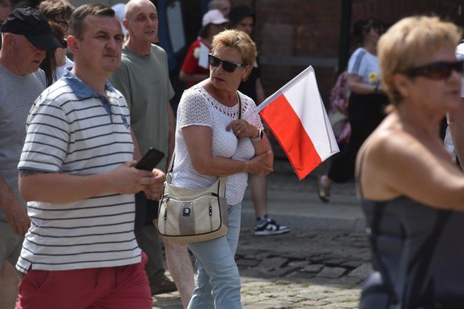 Marsz Milczenia dla Klaudii w Toruniu. „Niech nasza cisza przemówi głośniej niż słowa” [GALERIA]