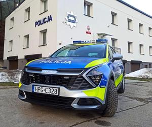 Nowy radiowóz dostali policjanci z Muszyny.  Jest już w nowych,  lepiej widocznych barwach