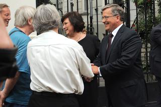 Prezydent Bronisław Komorowski z żoną Anną wychodzą z domu na zaprzysiężenie 