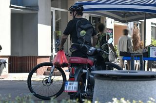 Robert Więckiewicz na rowerze