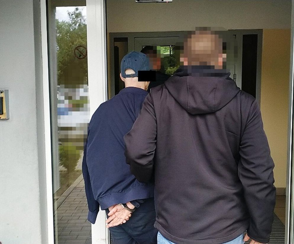 Schował się pod materacem w dziecięcym pokoju. Miał broń i narkotyki. 33-latek usłyszał zarzuty