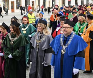 Inauguracja nowego roku akademickiego w Lublinie. Symbolicznie przemaszerowano przez centrum miasta