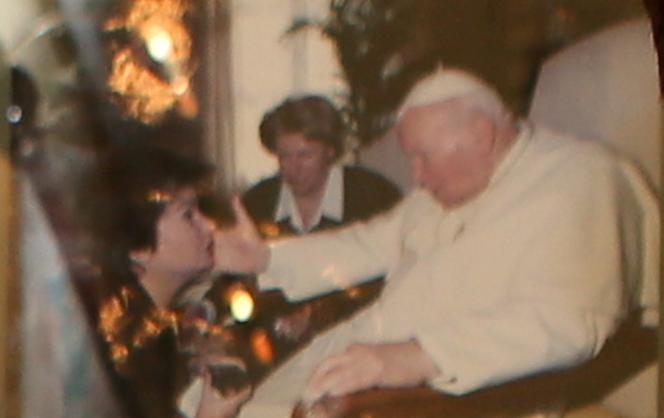 Całowała Papieża w pierścień teraz pozwala go powiesić