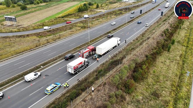 Osobówka wbiła się między dwa tiry. Dramatyczny wypadek na S8