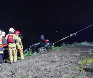 Dankowice: 18-latek wpadł w poślizg. Jego auto wjechało do stawu