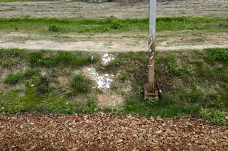 Gęsta smoła na peronie PKP Służewiec