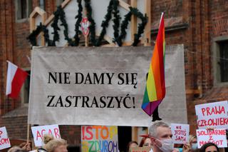 Nie damy się zastraszyć - w Toruniu powiewały tęczowe flagi wsparcia dla osób LGBT+
