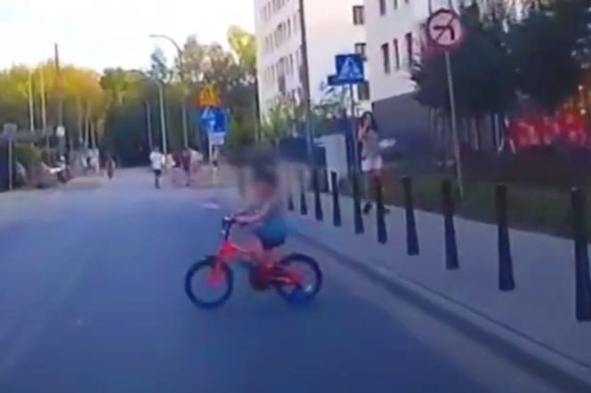 Zabrakło czujności! Nie upilnowała dziecka na rowerku