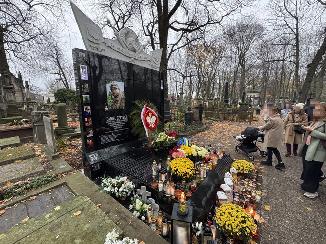 Tak wygląda grób Daniela Sztybera w Święto Zmarłych. Polski żołnierz oddał życie za Ukrainę