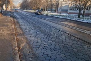 Dziury i zapadająca się kostka na ul. Gajowickiej we Wrocławiu. 5 lat temu Jacek Sutryk obiecywał remont