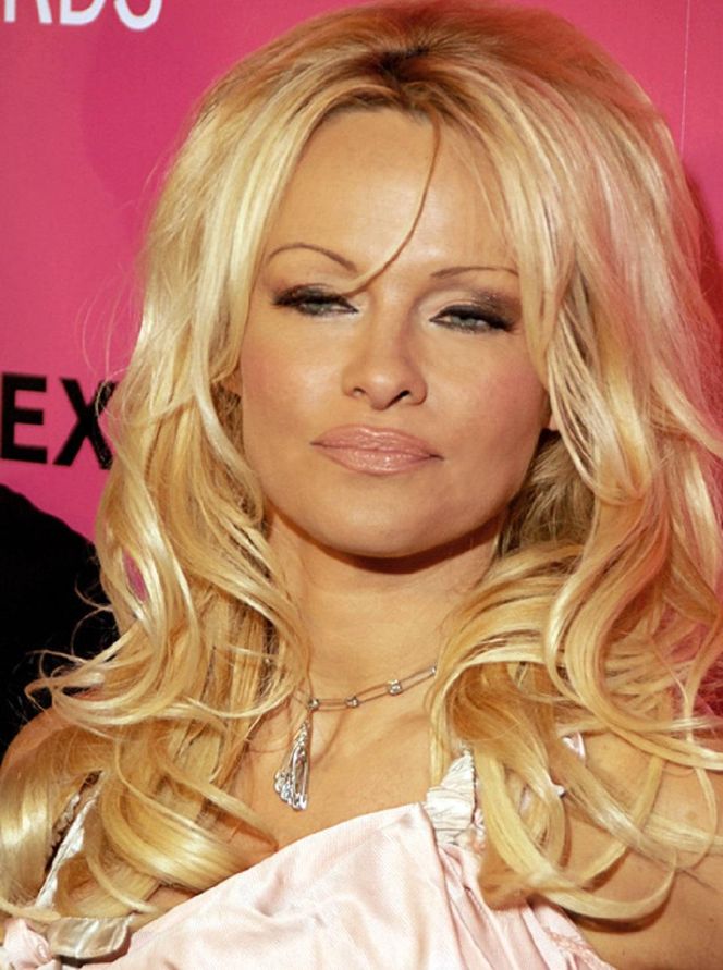 Pamela Anderson już tak nie wygląda. Gwiazda "Słonecznego patrolu" zaskoczyła metamorfozą
