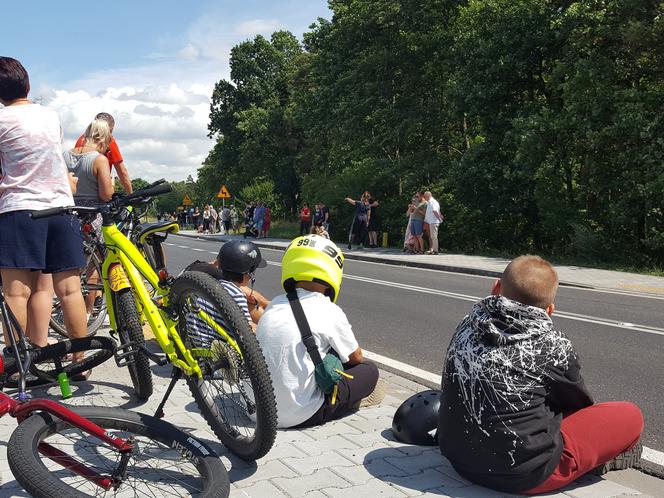 W Henrykowie koło Leszna kibice czekają na kolarzy 80. Tour de Pologne 