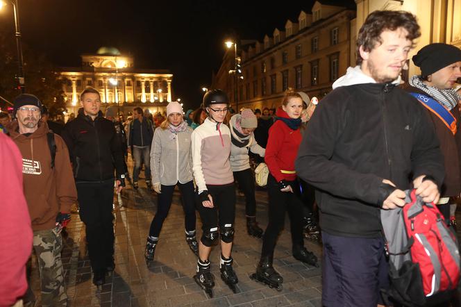 Nightskating. Warszawiacy przejechali stolicę na rolkach [Zdjęcia]