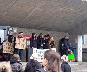 Protest studentów pod Domem Studenckim Jowita w Poznaniu