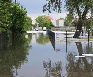 Nawałnica nad Gnieznem. Miasto zalały strumienie wody po ulewie i gradobiciu [ZDJĘCIA].