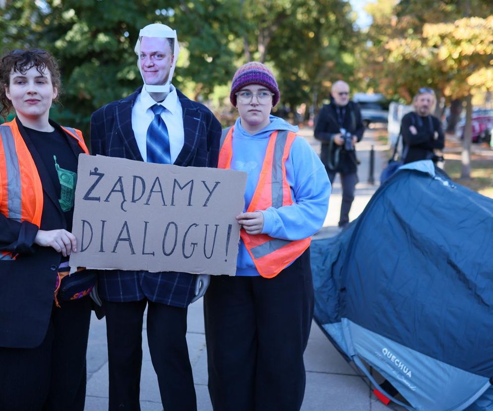 Ostatnie Pokolenie rozbiło namioty przed Sejmem. Domagają się prac nad ustawą o transporcie publicznym