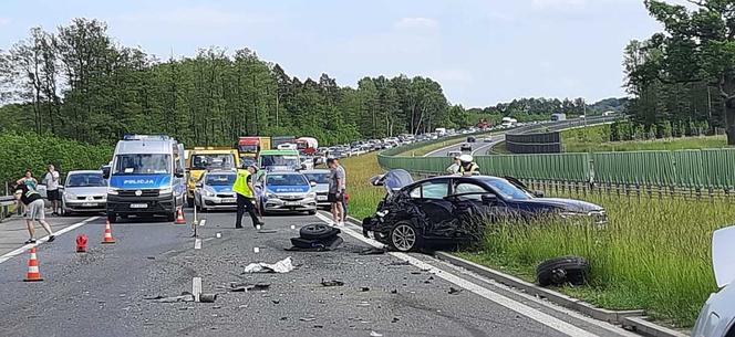 Groźny wypadek na S7. Rozpędzone auto wjechało w nieoznakowany radiowóz [ZDJĘCIA, WIDEO]