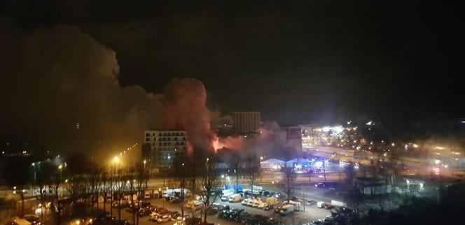 Gigantyczny pożar Lidla na Bielanach