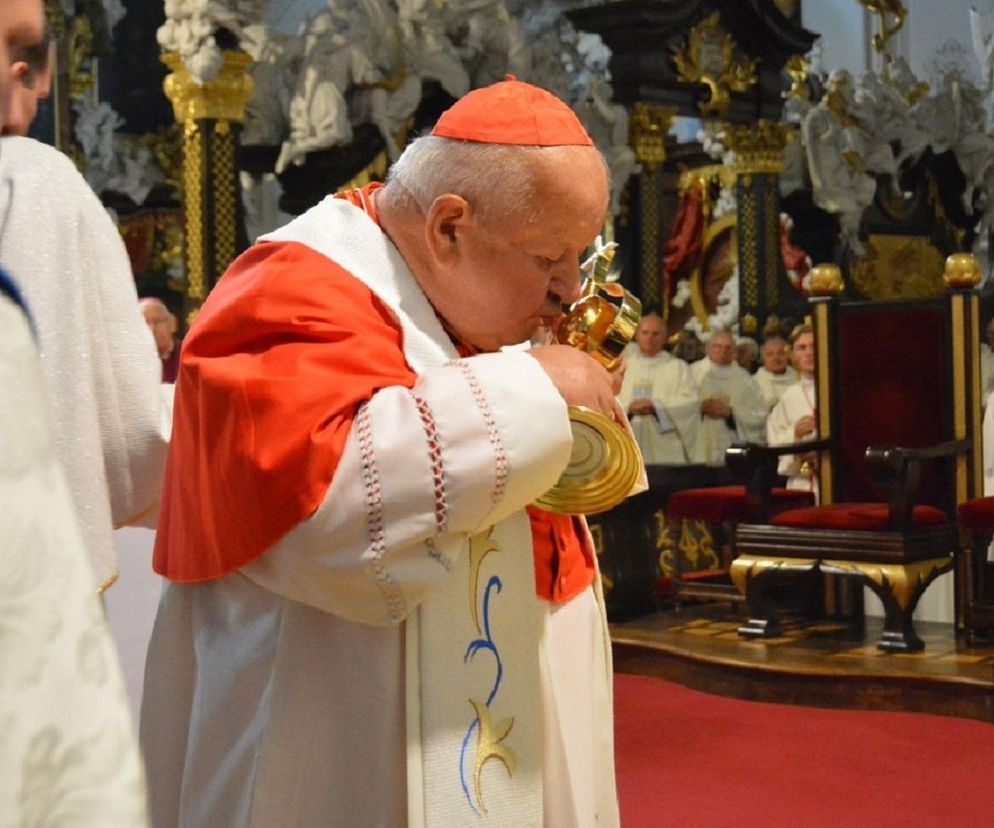 Kard. Stanisław Dziwisz  w Sanktuarium Matki Bożej Łaskawej w Krzeszowie,