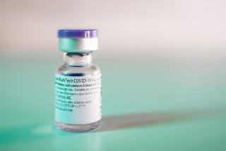 Jaką SKUTECZNOŚĆ ma szczepionka Comiranty? Już toczy się WALKA o rynki zbytu