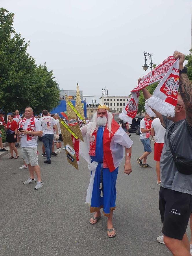 Kibice bawią się przed meczem Polska - Austria