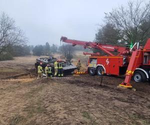 Efektowne ćwiczenia straży w Toruniu. Bus zmiażdżony przez czołg, ewakuacja spadochroniarzy i ewakuacja przysypanych osób z wykopu