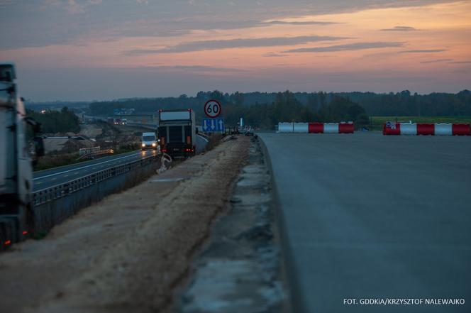 Na autostradzie A1 oddano do użytku kierowców kolejne kilometry drogi. Praca wre. Zobaczcie [ZDJĘCIA, WIDEO]