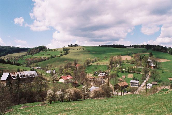 To dawna wieś biskupia w Małopolsce. Kiedyś sprowadzano do niej wino z Węgier