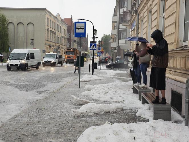 Nawałnica nad Gnieznem. Miasto zalały strumienie wody po ulewie i gradobiciu [ZDJĘCIA].