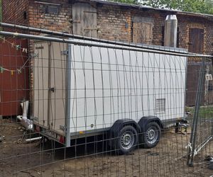 Marzną w swoich domach! Zlikwidowano im piece i nie podłączono do sieci ciepłowniczej!