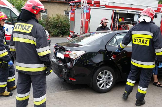 Groźne zderzenie samochodu ciężarowego z osobówką na Kamiennej w Bydgoszczy [ZDJĘCIA]