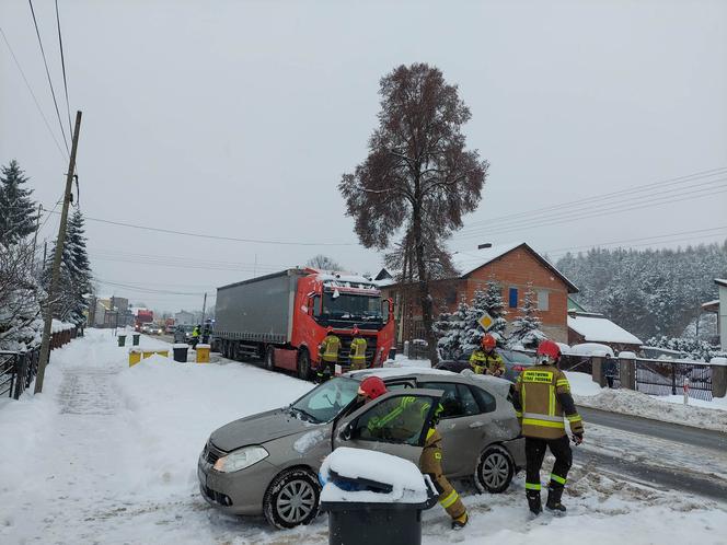 UWAGA! Wypadek w Wąchocku na DK42. Tir wjechał w osobowe Renault