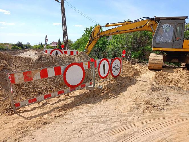 Wybudowanie nowego, dłuższego o 25 metrów wiaduktu, ma umożliwić poprowadzenie po nim dwóch jezdni autostrady A2 wraz z drogami serwisowymi.