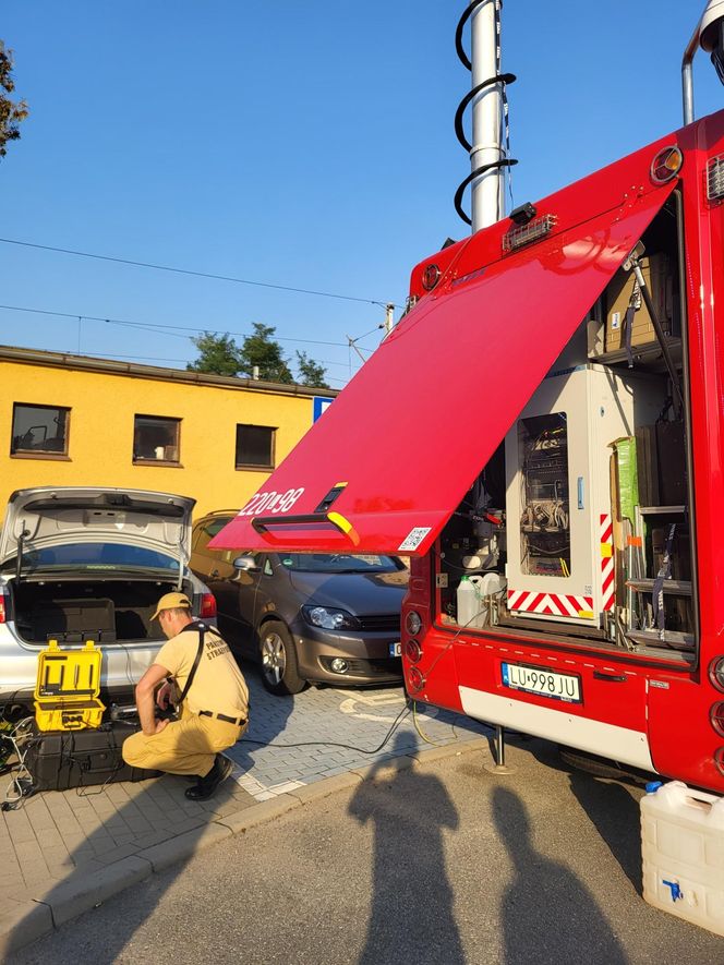 Lubelscy strażacy pomagają powodzianom na różne sposoby