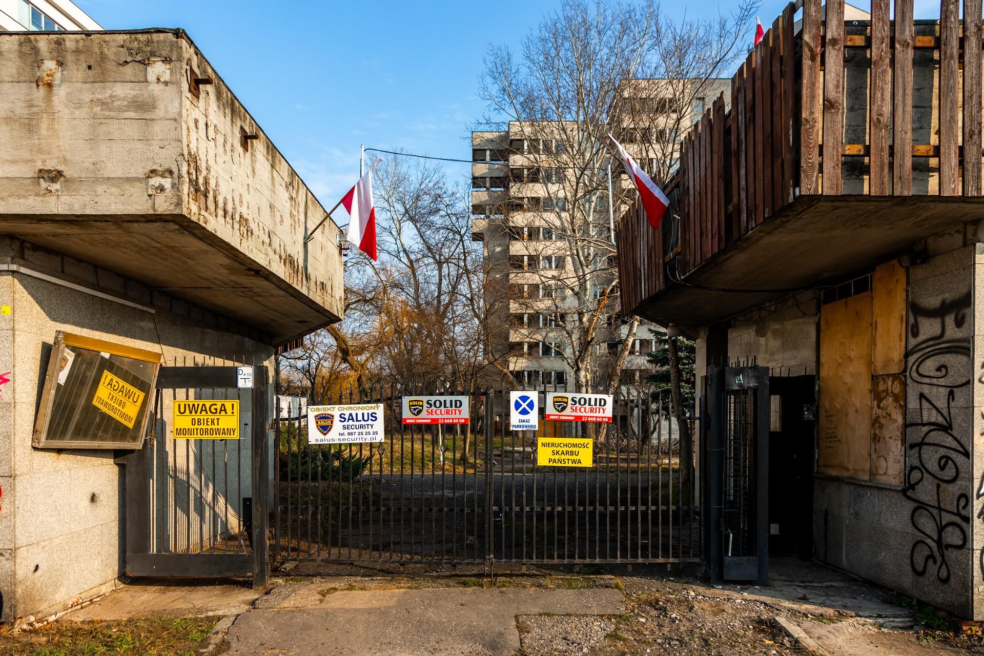 Szpiegowo, blok na Sobieskiego 100 w Warszawie