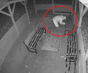 Pomalował ławki i stół czarną farbą! Policja publikuje nagranie i prosi o pomoc