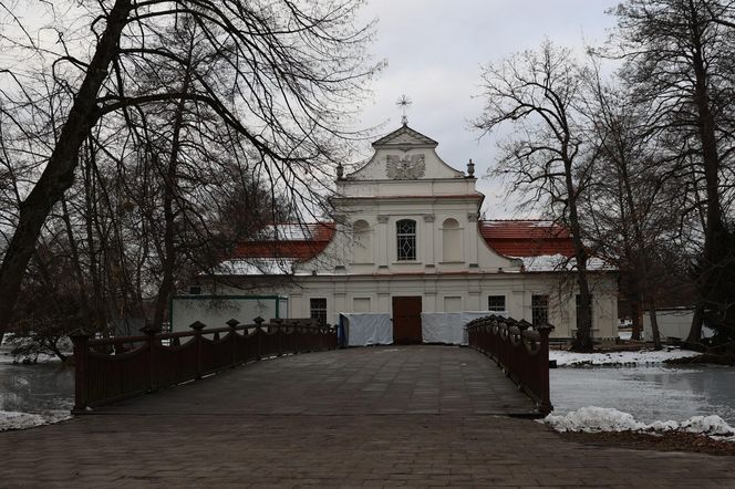 Kościół pw. św. Jana Nepomucena w Zwierzyńcu. Tak „kościół na wodzie” prezentuje się zimą