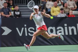 Świątek pewnie ogrywa Lee, a Polska jest już pewna wygranej z Rumunią! Dobry mecz wiceliderki rankingu WTA
