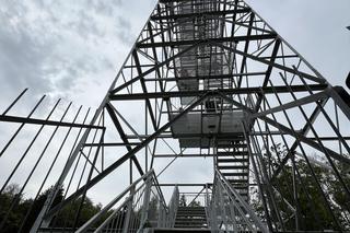   To najwyższa wieża widokowa w warmińsko-mazurskim. Trzeba pokonać niemal 200 schodów. Zobacz zdjęcia