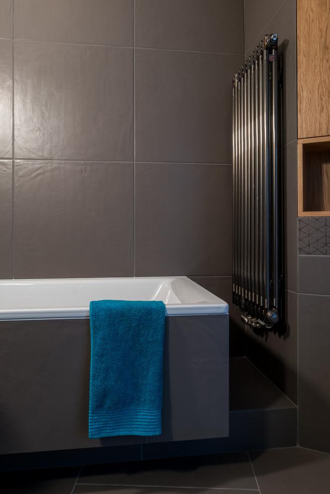 Żeberkowy grzejnik wskazuje na styl industrialny łazienki