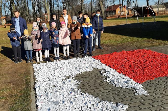 Kadra i uczniowie Szkoły Podstawowej w Grali Dąbrowiźnie w gminie Skórzec do 15 listopada układają flagę Polski z nakrętek od butelek