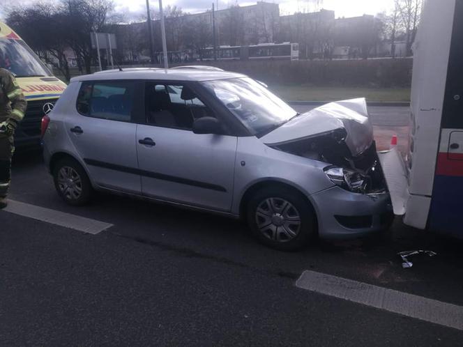 Samochód osobowy wjechał w tył autobusu. Chwile grozy na Wojska Polskiego 