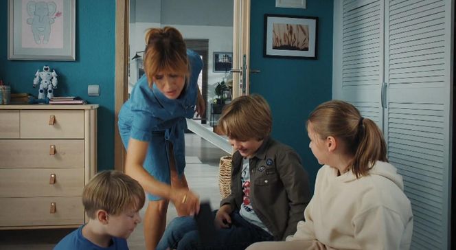 M jak miłość odc. 1850. Maja (Laura Jankowska), Szymek (Staś Szczypiński), jego kolega Maciek (Aleksander Sułek), Kama (Michalina Sosna)