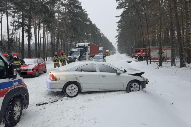 Czołowe zderzenie na DK 74 niedaleko Kluk. Jeden z kierowców trafił do szpita w Bełchatowie