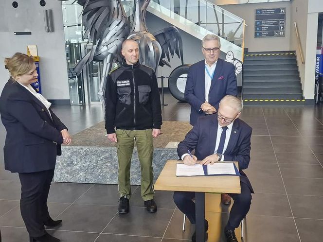Straż graniczna na Warmii i Mazurach otrzymała nietypowy pojazd. Będzie wykorzystywany na lotnisku [ZDJĘCIA]