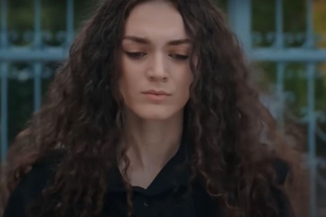 Nana z podniesioną głową odchodzi z rezydencji 