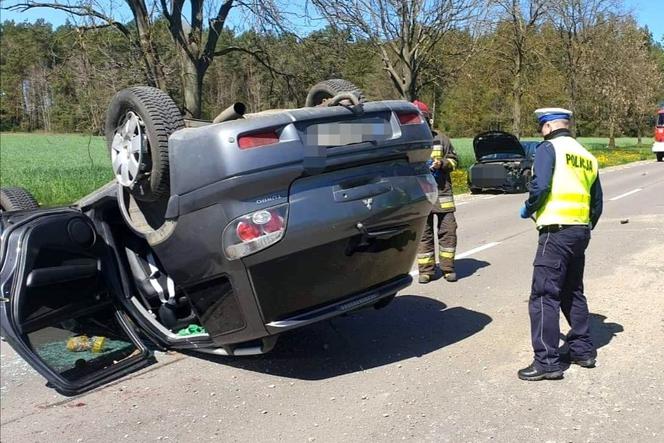 Dachowanie mitsubishi na DK 65. Kobieta i dziecko w szpitalu