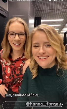 M jak miłość na planie. Sylwia (Hanna Turnau), Julia (Marta Chodorowska)